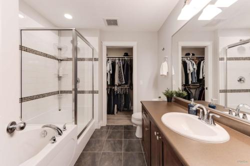 ensuite-4-pc-bathroom-walk-in-closet